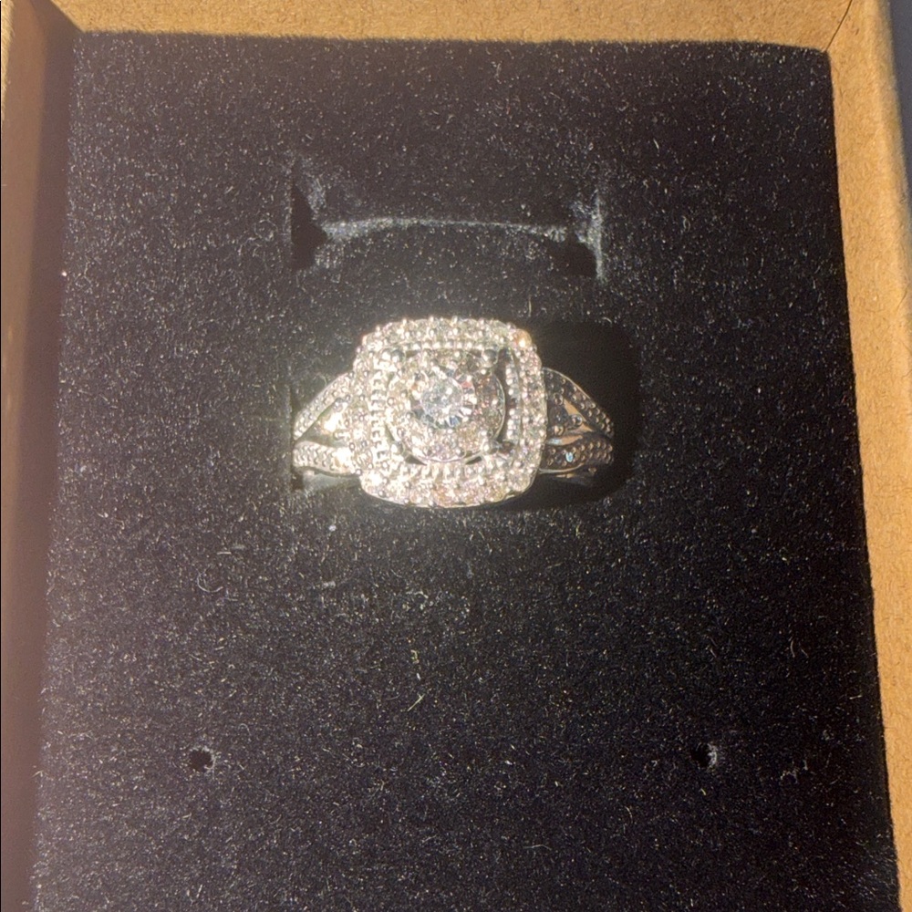 Elegant Silver-Tone Halo Diamond Cluster Ring - Silver